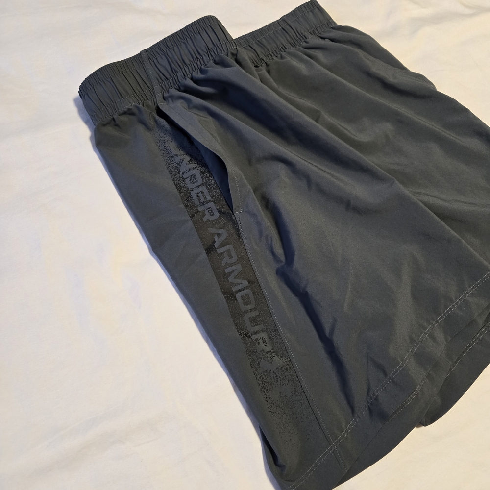 Under Armour Men's Gray Shorts With Side Design, Size L
